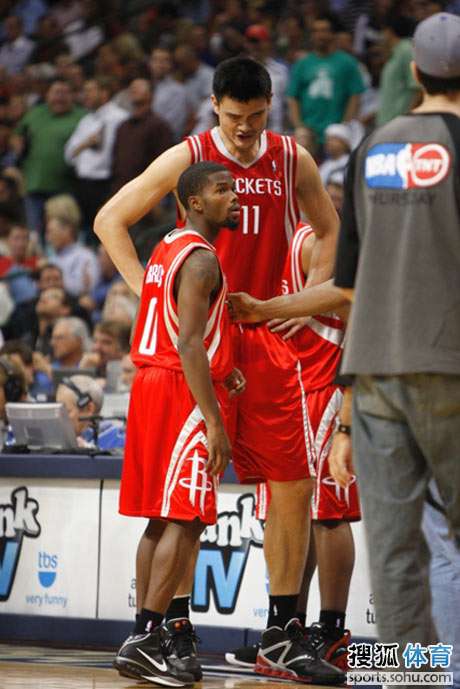 鲍威尔爆发，高诗岩关键三分制胜，山东男篮险胜北京（鲍威尔火力全开，高诗岩致胜三分，山东男篮险挫北京）