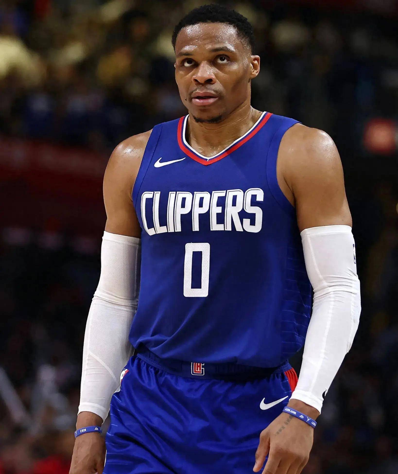 CBA最独特入队仪式！为何新队员到广东队第一件事先买电瓶车？（CBA最另类报到仪式：新援加盟广东队为何先买电瓶车？）