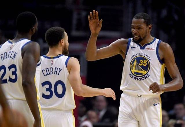 三连败！利物浦1-4埃因霍温，范戴克送点，德里乌赫双响（利物浦三连败：1-4负于埃因霍温，范戴克献点，德里乌赫梅开二度）