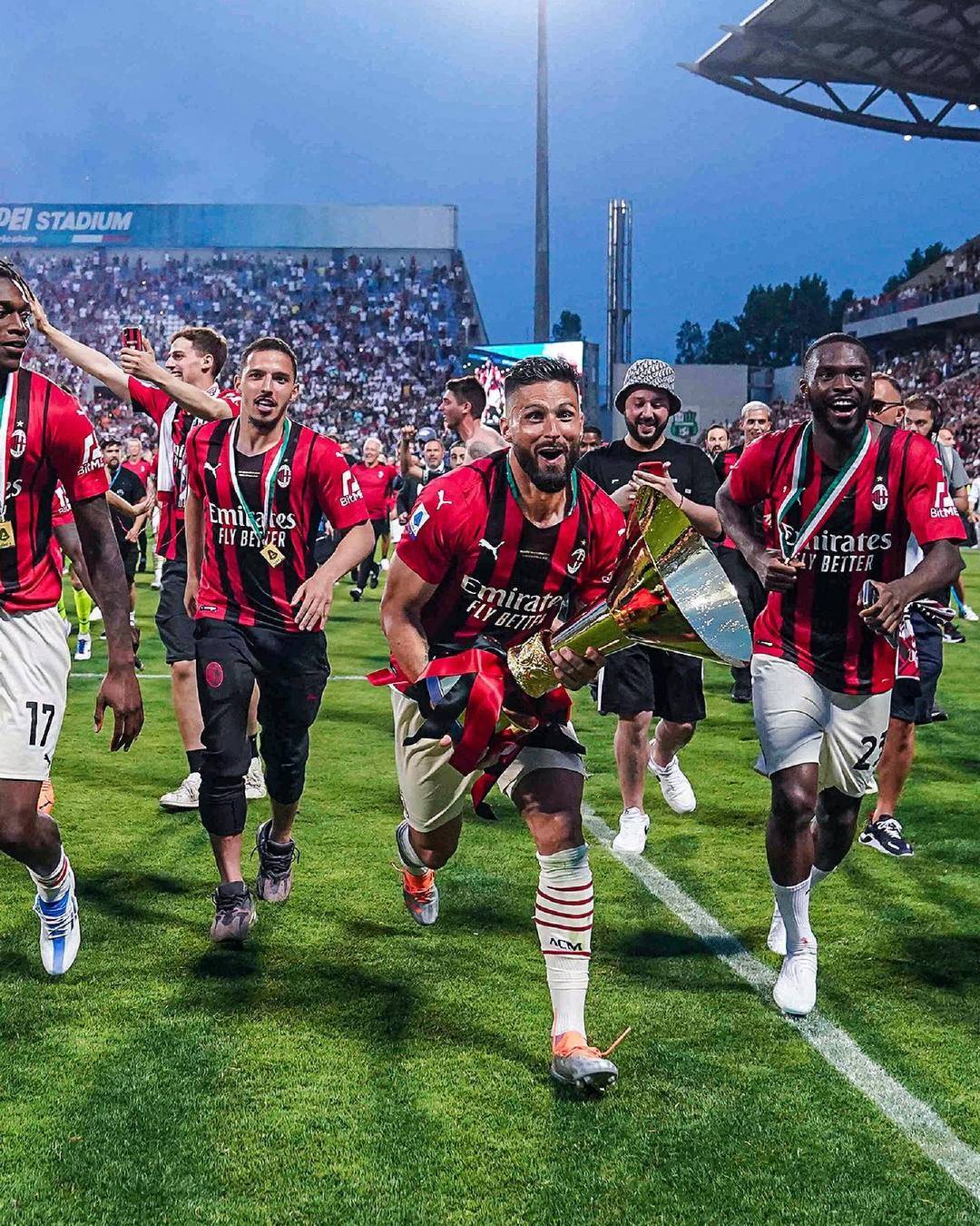 青岛记者：邵佳一大哥式的执教风格很适合当下中国足球的环境（青岛记者：邵佳一兄长式执教风格更契合当下中国足球生态）