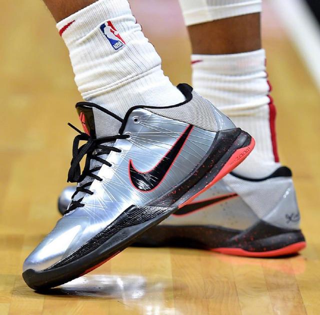 世体：弗里克现场观看加泰罗尼亚比赛，重点关注贝尔纳尔表现（世体：弗里克现身加泰罗尼亚赛场，目光锁定贝尔纳尔）