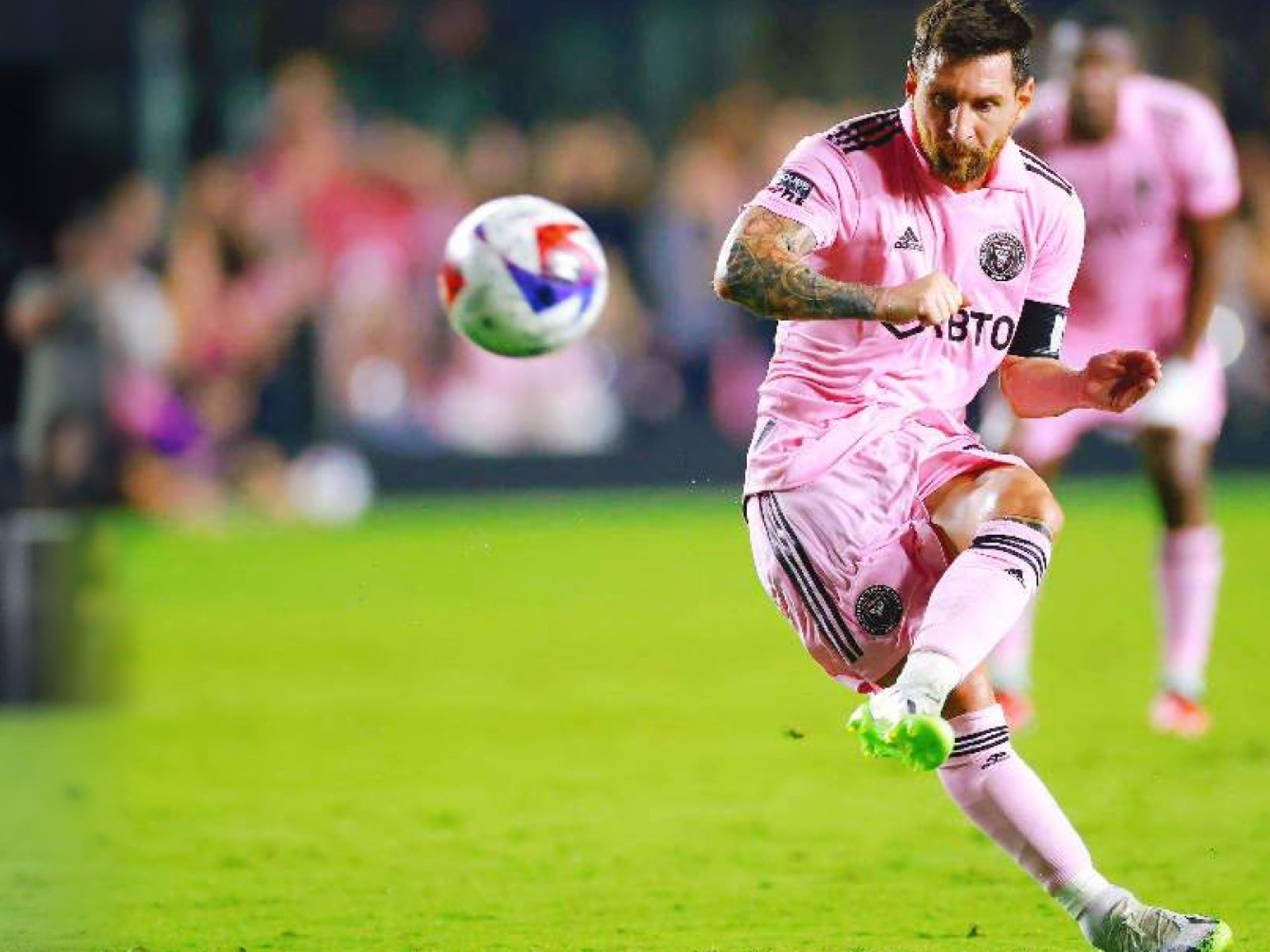 看台嘘声不断（看台嘘声此起彼伏）