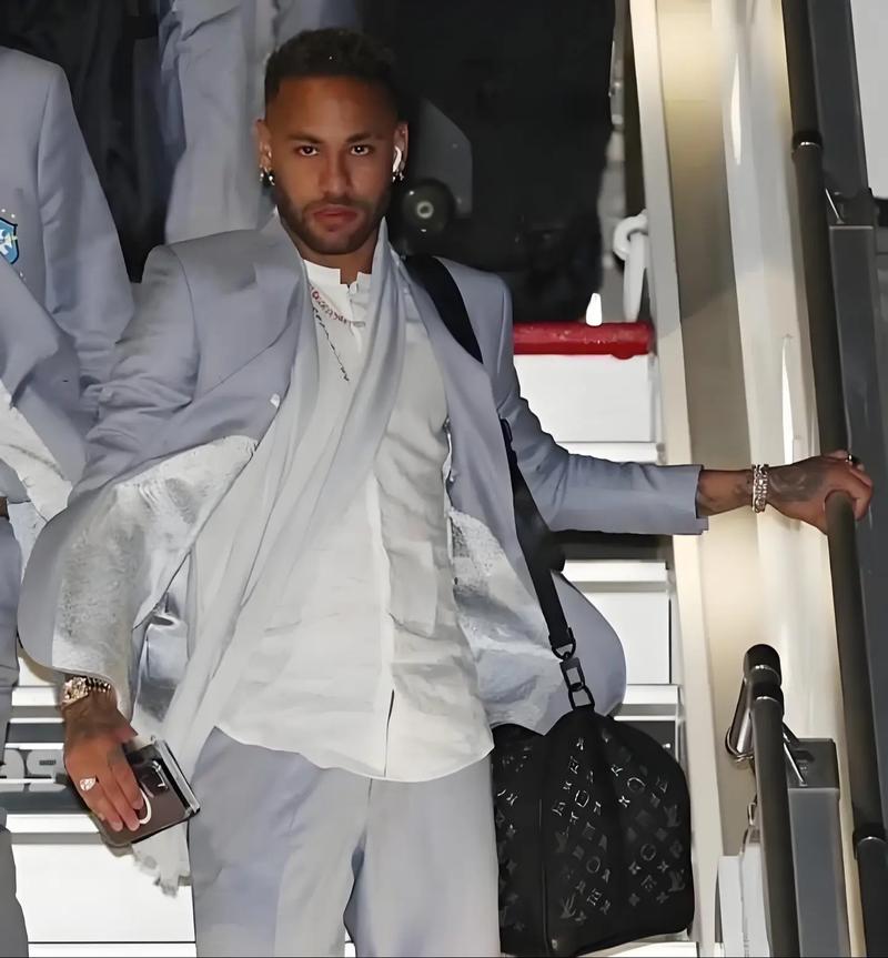 国米跟队：邓弗里斯已经更换经纪人，不再与门德斯合作（国米随队记者：邓弗里斯已更换经纪人，结束与门德斯的合作关系）